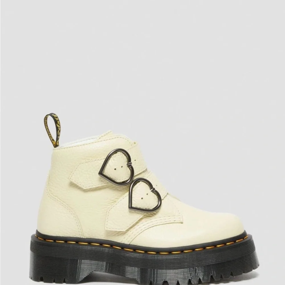 NWT DOC MARTENS DEVON  HEART BOOTS IN CREAM-WHITE